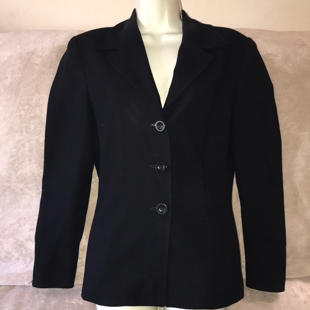 Bebe size 6 black blazer 3 button front with pockets 💕